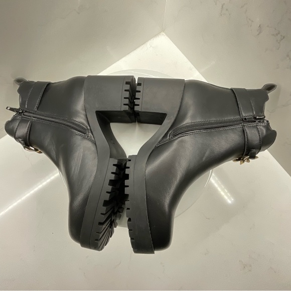 Chunky 3” Heeled Chelsea Boots with gold chain detail size 39 (7.5) - Picture 6 of 10